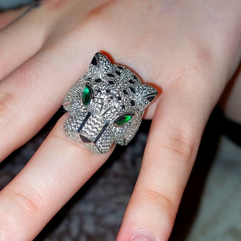 Silver panther ring with emerald green eyes. Size 7
